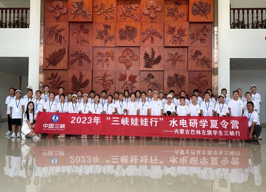 內(nèi)蒙古巴林左旗三峽娃娃在珍稀植物培育基地合影留念。黃欣拍攝