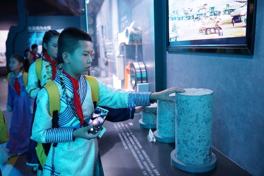 “三峽娃娃”觸摸巖芯。（攝影：秦鈴萌）